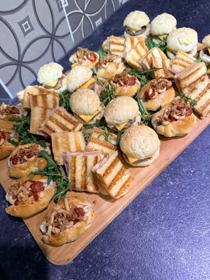 Mini-burgers et croque-monsieurs